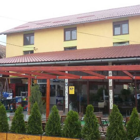La Tusi Lovrin Hotel Ngoại thất bức ảnh