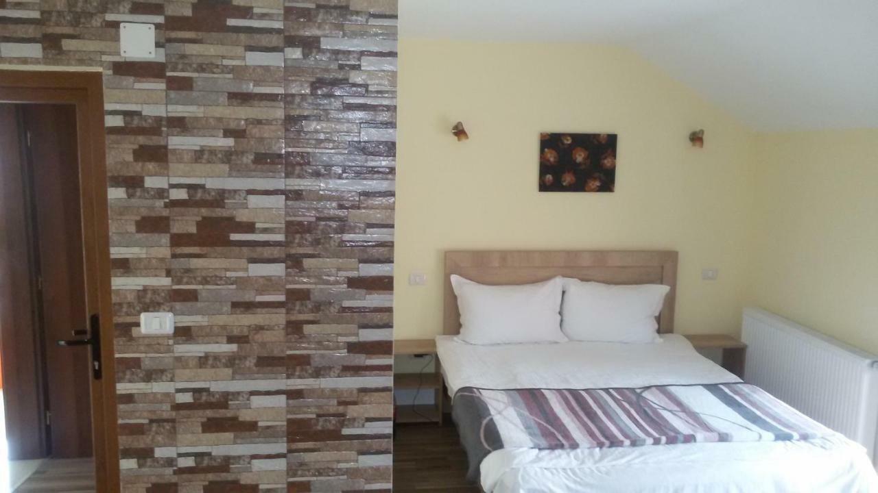 La Tusi Lovrin Hotel Ngoại thất bức ảnh