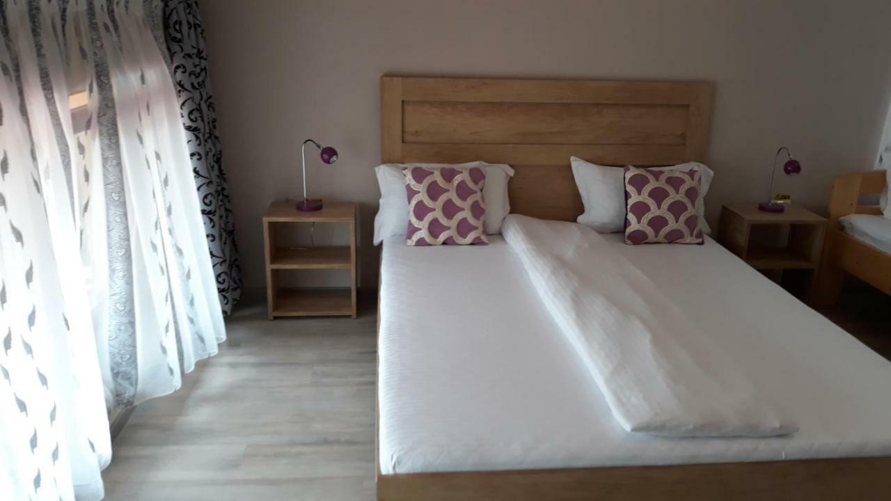 La Tusi Lovrin Hotel Ngoại thất bức ảnh